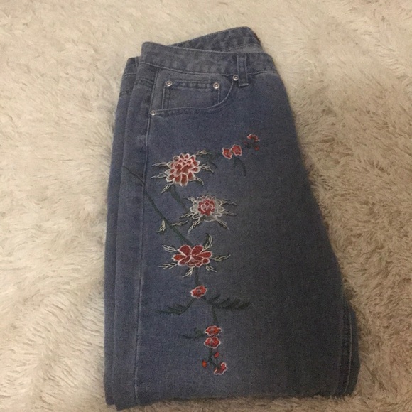 Embroidered mom jeans - Picture 5 of 5